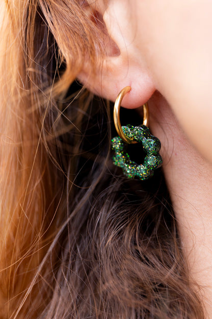 Pampilles interchangeables pailletées. Kaki, vert, doré, cuivré. Automne. Fleur. Atelier Rézane. Résine époxy. Fait main. Pays basque.