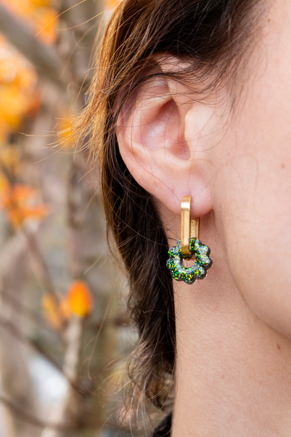 Pampilles interchangeables pailletées. Kaki, vert, doré, cuivré. Automne. Fleur. Atelier Rézane. Résine époxy. Fait main. Pays basque.