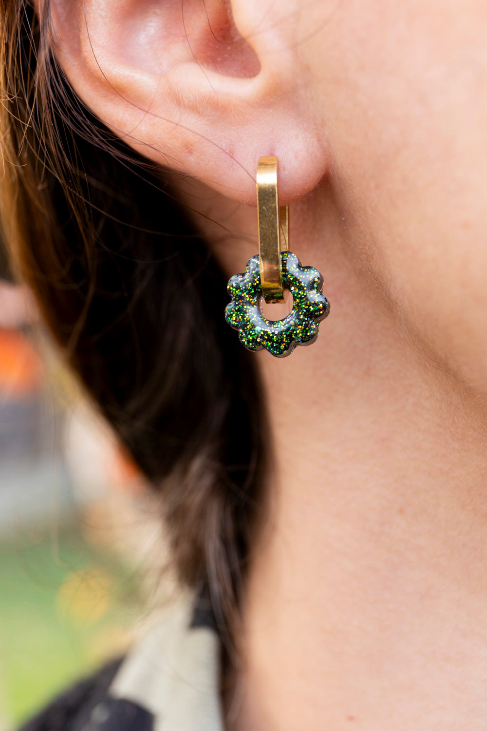 Pampilles interchangeables pailletées. Kaki, vert, doré, cuivré. Automne. Fleur. Atelier Rézane. Résine époxy. Fait main. Pays basque.