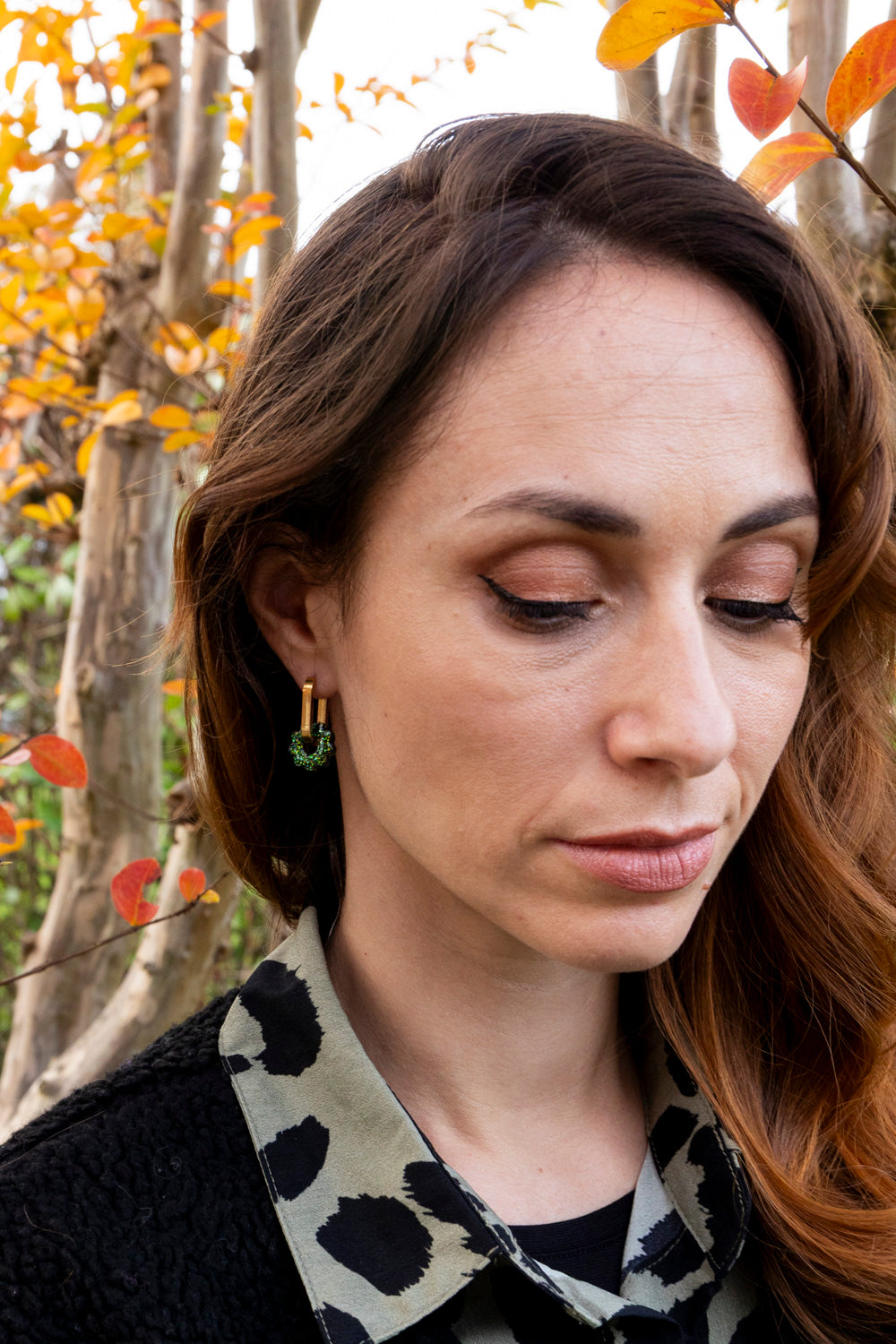 Pampilles interchangeables pailletées. Kaki, vert, doré, cuivré. Automne. Fleur. Atelier Rézane. Résine époxy. Fait main. Pays basque.