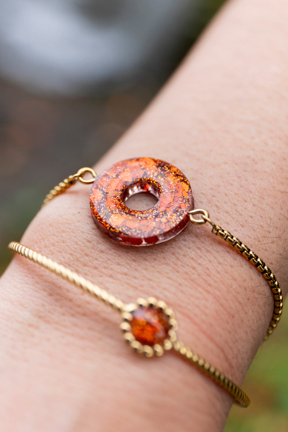 Bracelet pampille réglable pailleté. Kaki, vert, doré, cuivré, bronze. Automne. cœur. Atelier Rézane. Résine époxy. Fait main. Pays basque. Acier inoxydable.