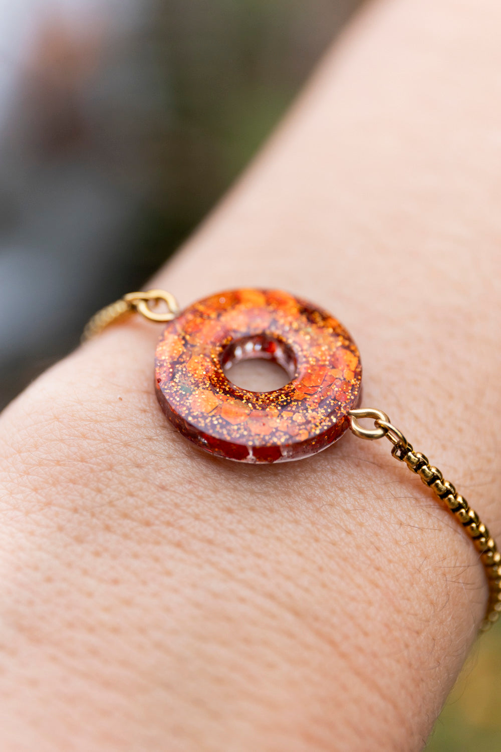 Bracelet pampille réglable pailleté. Kaki, vert, doré, cuivré, bronze. Automne. cœur. Atelier Rézane. Résine époxy. Fait main. Pays basque. Acier inoxydable.