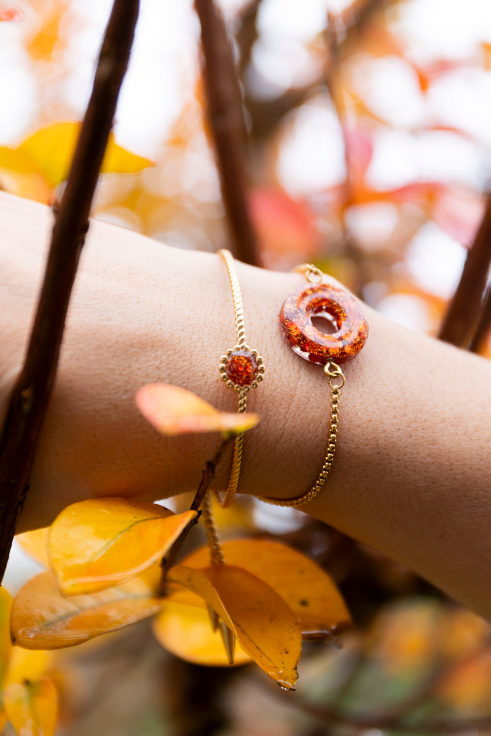 Bracelet pampille réglable pailleté. Kaki, vert, doré, cuivré, bronze. Automne. cœur. Atelier Rézane. Résine époxy. Fait main. Pays basque. Acier inoxydable.