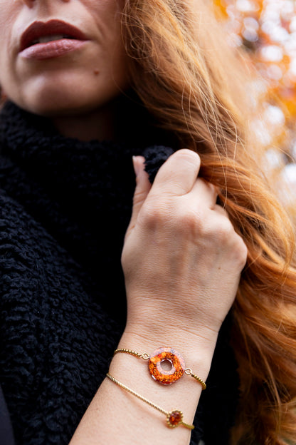 Bracelet jonc réglable pailletées. Kaki, vert, doré, cuivré, bronze. Automne. cœur. Atelier Rézane. Résine époxy. Fait main. Pays basque. Acier inoxydable.