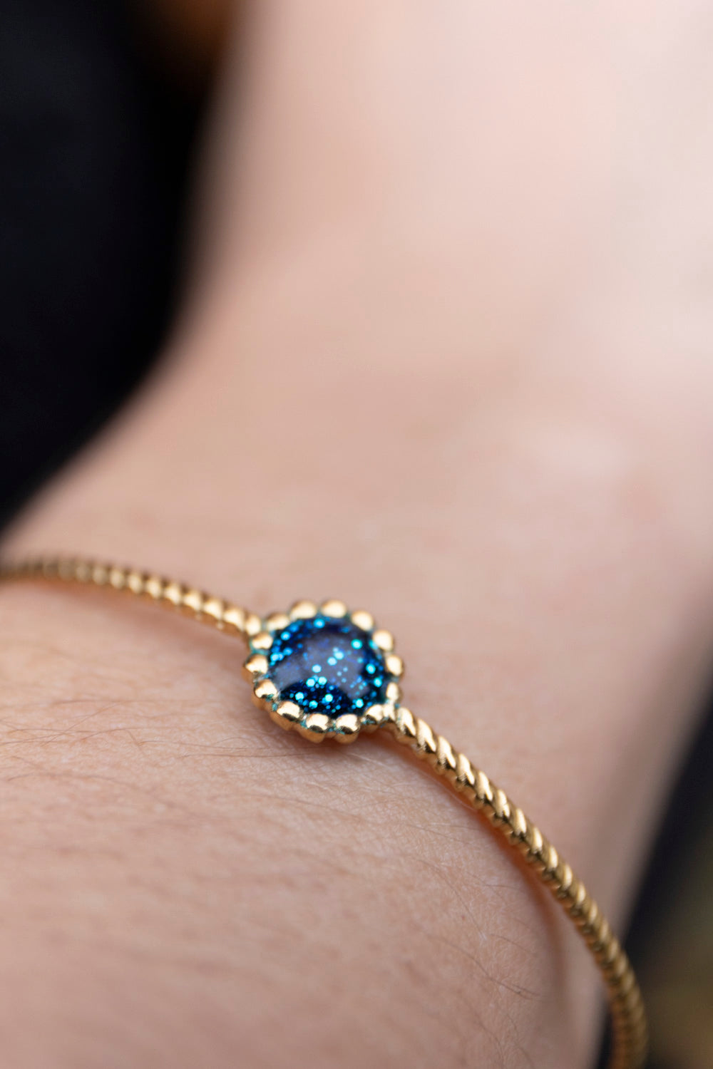 Bracelet jonc réglable pailletté. Bleu, holographique. Automne. Atelier Rézane. Résine époxy. Fait main. Pays basque. Acier inoxydable