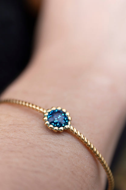 Bracelet jonc réglable pailletté. Bleu, holographique. Automne. Atelier Rézane. Résine époxy. Fait main. Pays basque. Acier inoxydable