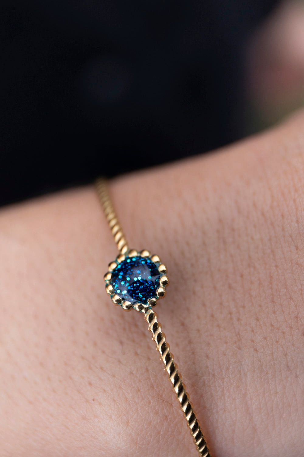 Bracelet jonc réglable pailletté. Bleu, holographique. Automne. Atelier Rézane. Résine époxy. Fait main. Pays basque. Acier inoxydable