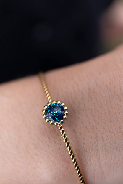 Bracelet jonc réglable pailletté. Bleu, holographique. Automne. Atelier Rézane. Résine époxy. Fait main. Pays basque. Acier inoxydable