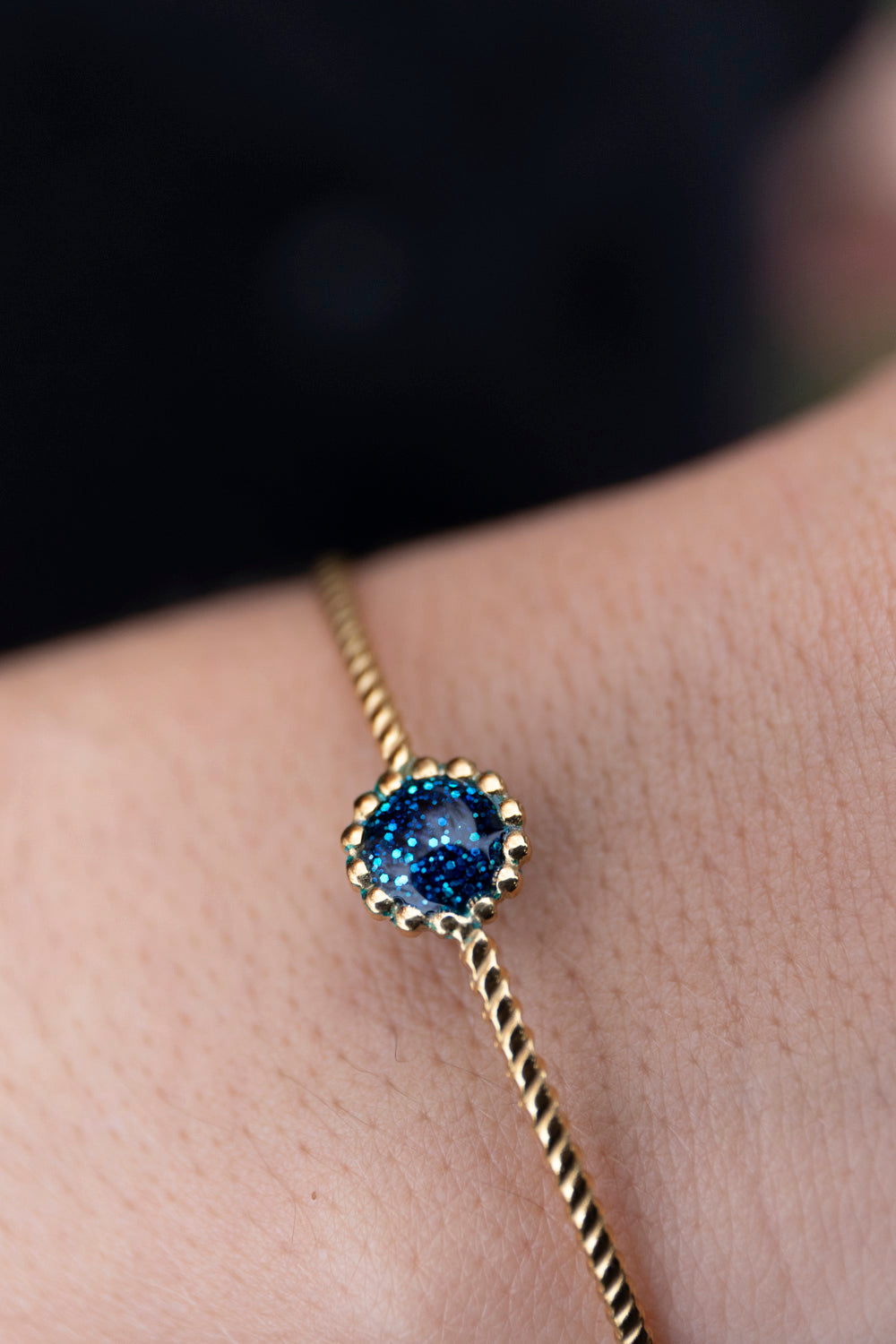 Bracelet jonc réglable pailletté. Bleu, holographique. Automne. Atelier Rézane. Résine époxy. Fait main. Pays basque. Acier inoxydable