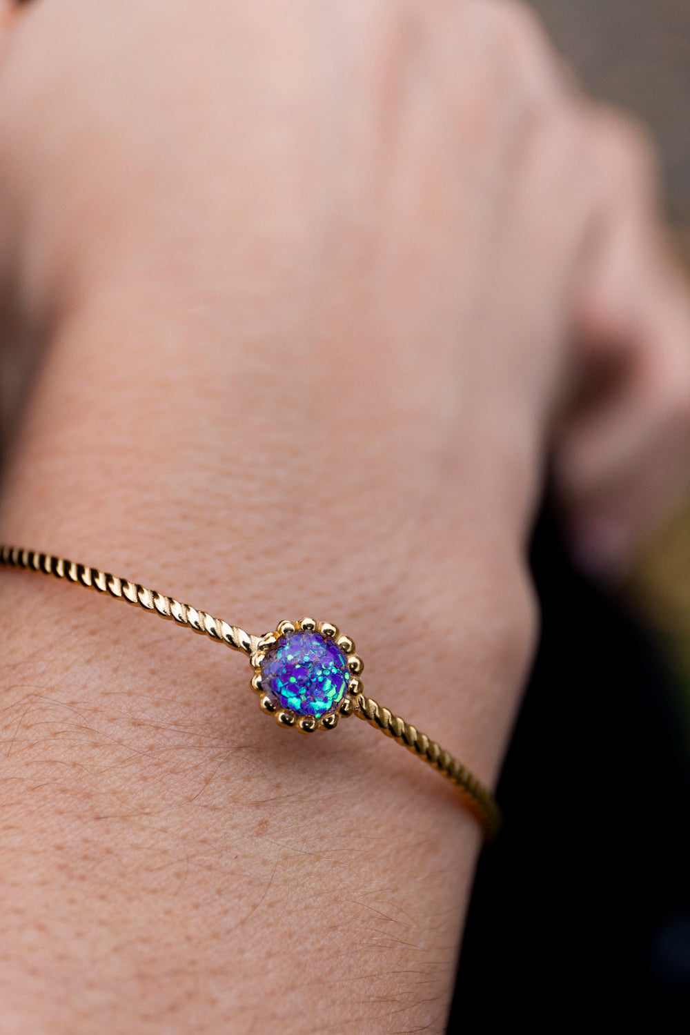 Bracelet jonc réglable pailletté. Violet, bleu, holographique. Automne. Atelier Rézane. Résine époxy. Fait main. Pays basque. Acier inoxydable