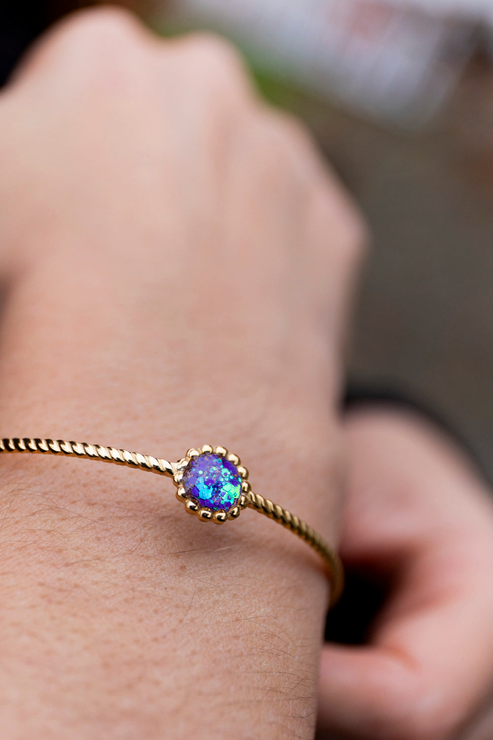 Bracelet jonc réglable pailletté. Violet, bleu, holographique. Automne. Atelier Rézane. Résine époxy. Fait main. Pays basque. Acier inoxydable