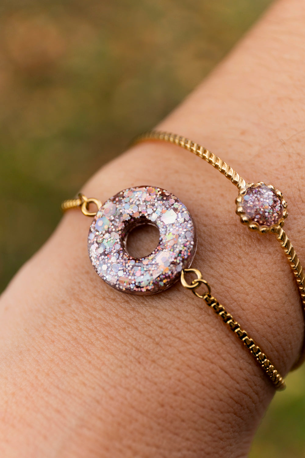 Bracelet pampille réglable pailleté. Kaki, vert, doré, cuivré, bronze. Automne. cœur. Atelier Rézane. Résine époxy. Fait main. Pays basque. Acier inoxydable.