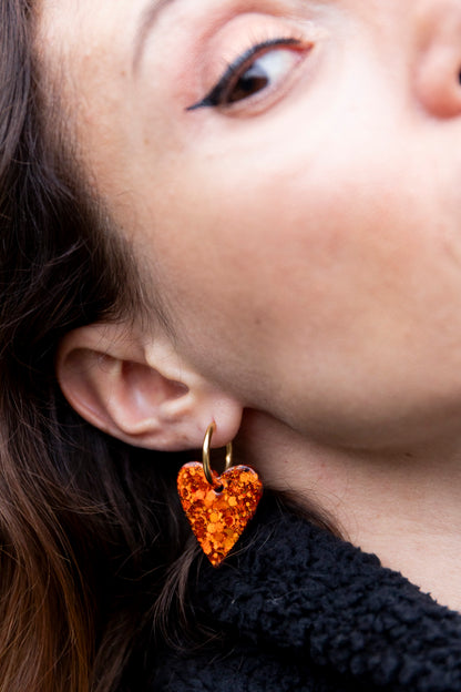 Pampilles interchangeables pailletées. Kaki, vert, doré, cuivré, bronze. Automne. cœur. Atelier Rézane. Résine époxy. Fait main. Pays basque.