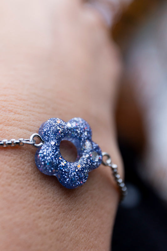 Bracelet pampille réglable pailleté. Argenté, bleu, azur, lavande. Automne. cœur. Atelier Rézane. Résine époxy. Fait main. Pays basque. Acier inoxydable