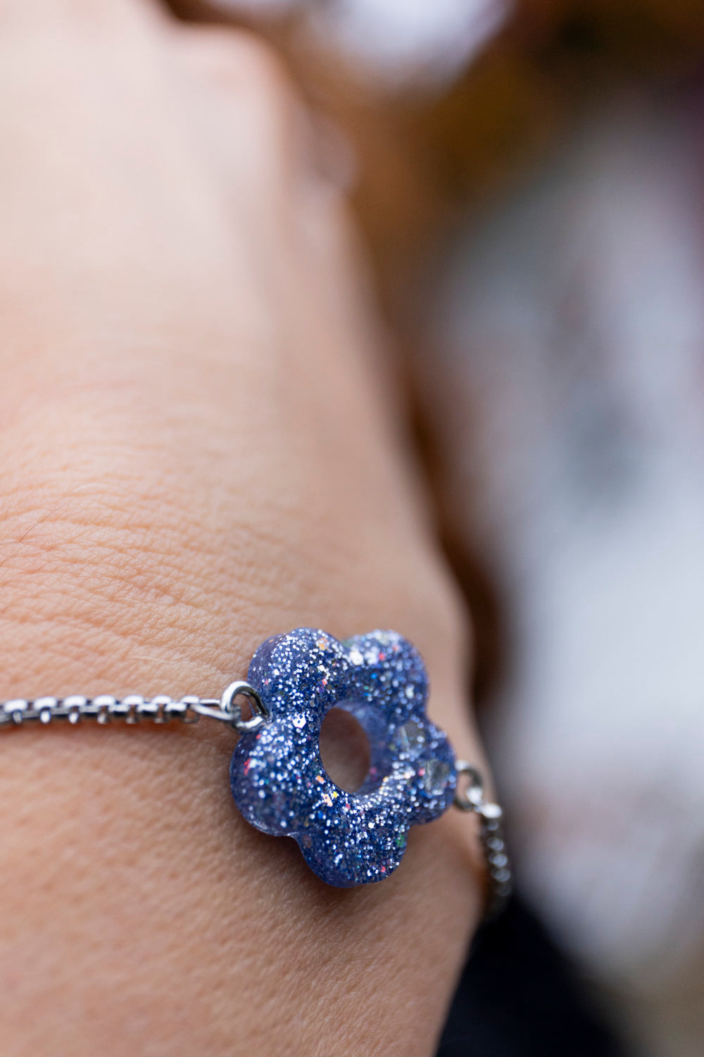 Bracelet pampille réglable pailleté. Argenté, bleu, azur, lavande. Automne. cœur. Atelier Rézane. Résine époxy. Fait main. Pays basque. Acier inoxydable