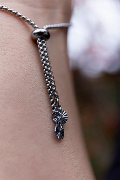 Bracelet pampille réglable pailleté. Argenté, bordeaux. Automne. cœur. Atelier Rézane. Résine époxy. Fait main. Pays basque. Acier inoxydable