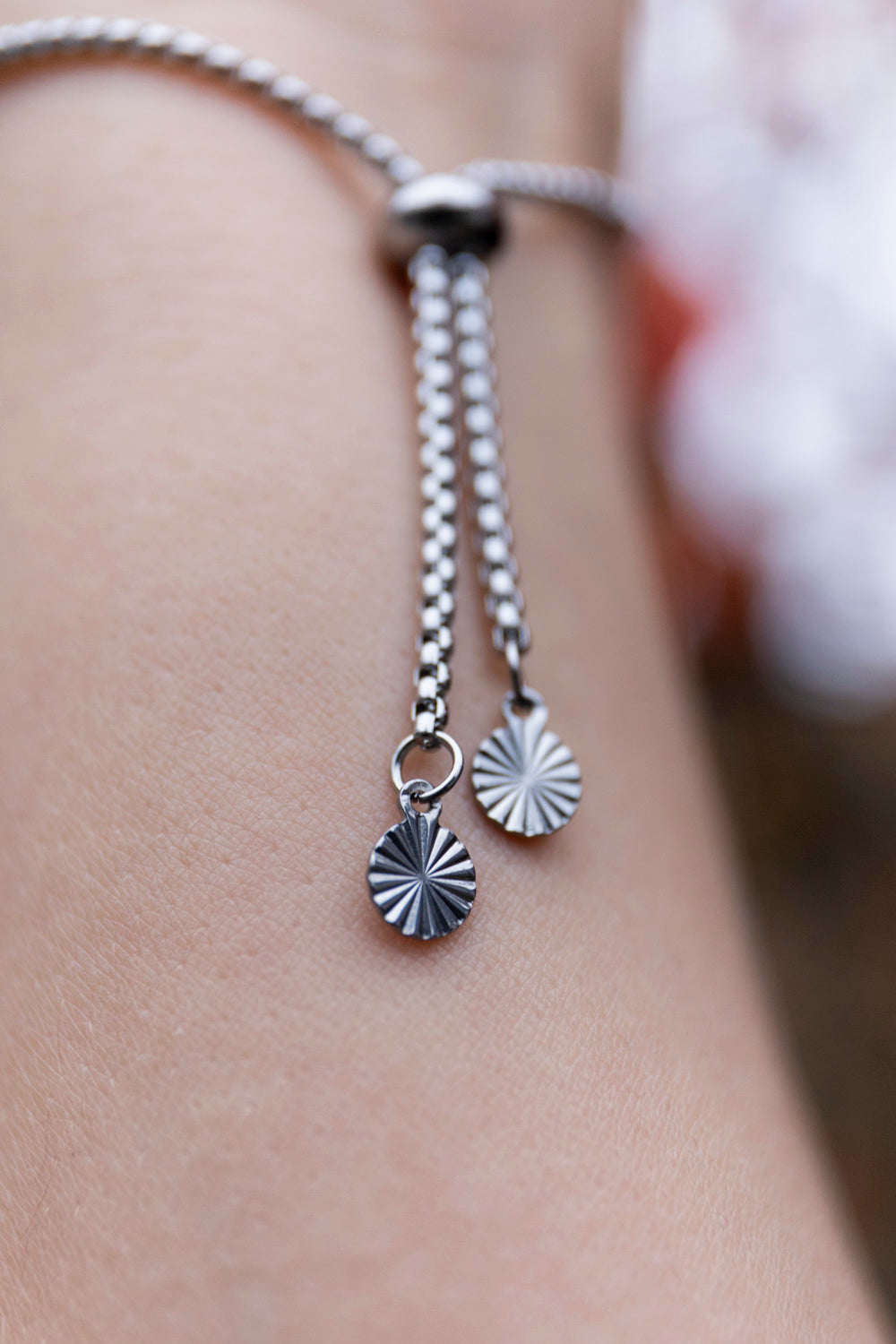 Bracelet pampille réglable pailleté. Argenté, bleu, azur, lavande. Automne. cœur. Atelier Rézane. Résine époxy. Fait main. Pays basque. Acier inoxydable