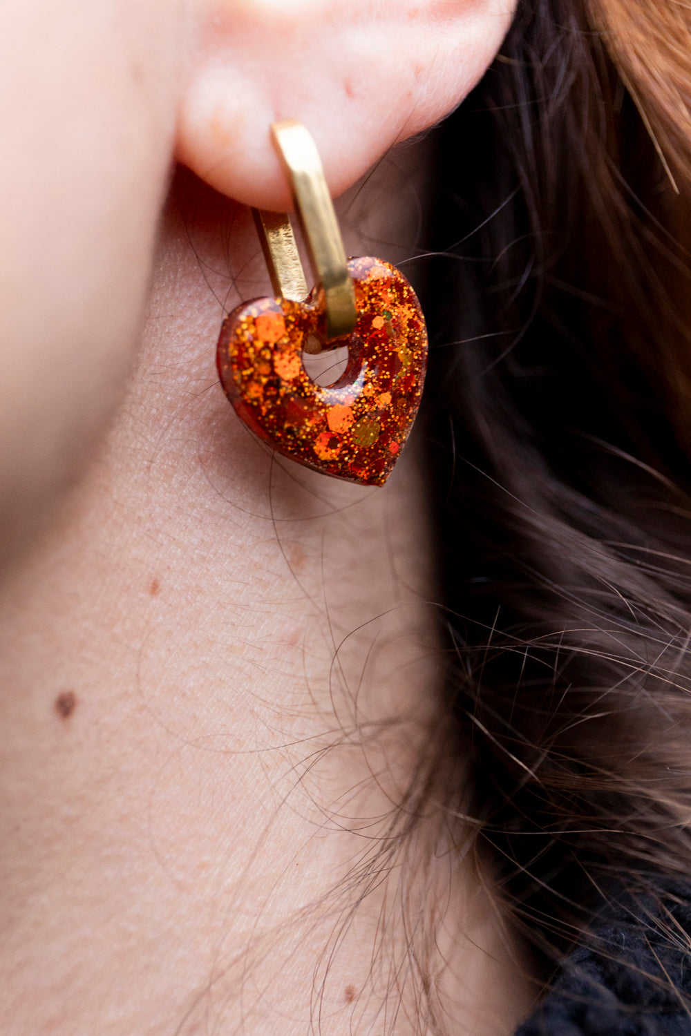 Pampilles interchangeables pailletées. Kaki, vert, doré, cuivré, bronze. Automne. cœur. Atelier Rézane. Résine époxy. Fait main. Pays basque.