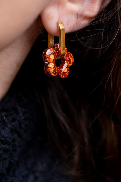 Pampilles interchangeables pailletées. Kaki, vert, doré, cuivré, bronze. Automne. Fleur. Atelier Rézane. Résine époxy. Fait main. Pays basque.