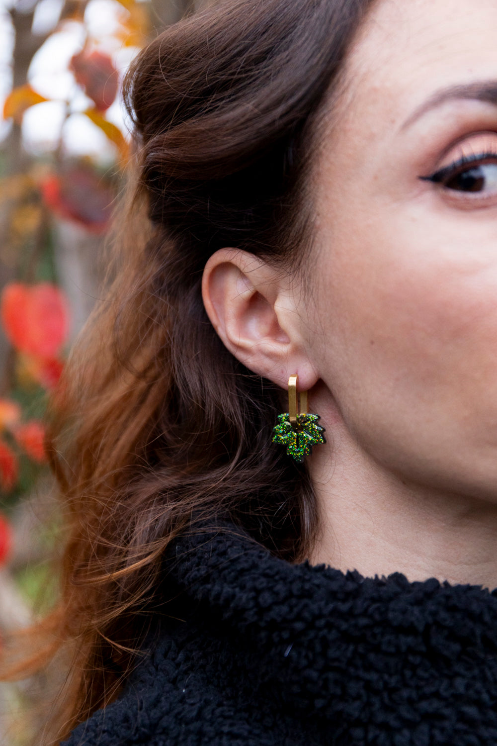 Pampilles interchangeables pailletées. Kaki, vert, doré, cuivré. Automne. Feuilles d'érable. Atelier Rézane. Résine époxy. Fait main. Pays basque.