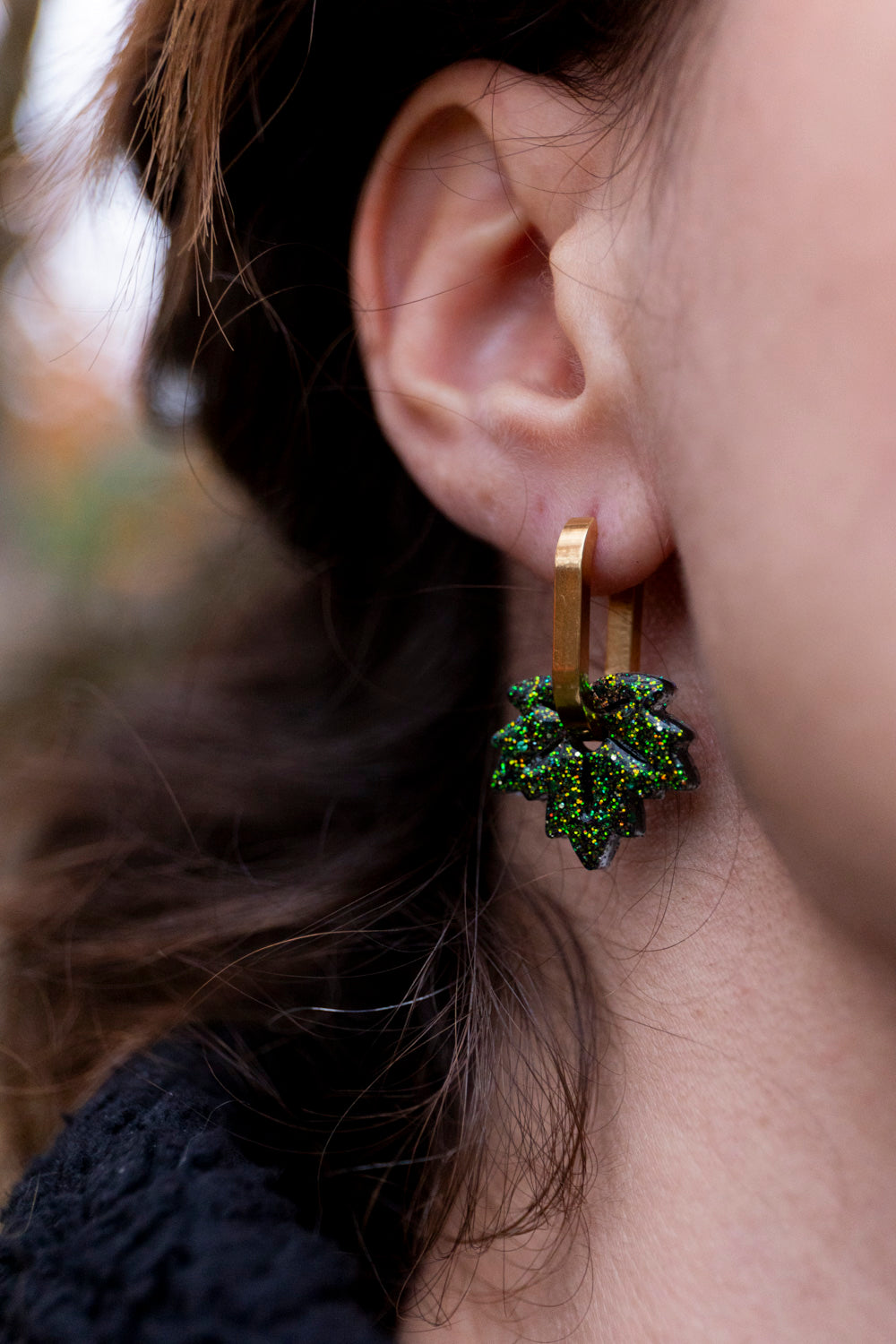 Pampilles interchangeables pailletées. Kaki, vert, doré, cuivré. Automne. Feuilles d'érable. Atelier Rézane. Résine époxy. Fait main. Pays basque.