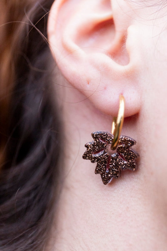 Pampilles interchangeables pailletées. Kaki, vert, doré, cuivré, bronze. Automne. Feuilles d'érable. Atelier Rézane. Résine époxy. Fait main. Pays basque.