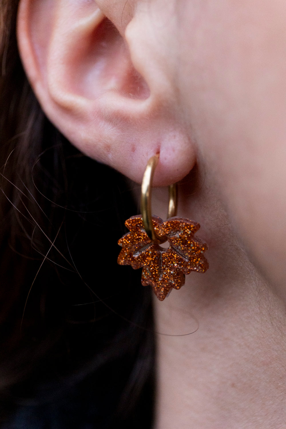 Pampilles interchangeables pailletées. Kaki, vert, doré, cuivré. Automne. Feuilles d'érable. Atelier Rézane. Résine époxy. Fait main. Pays basque.