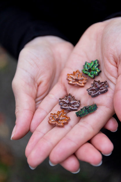 Pampilles interchangeables pailletées. Kaki, vert, doré, cuivré, bronze. Automne. Feuilles d'érable. Atelier Rézane. Résine époxy. Fait main. Pays basque.