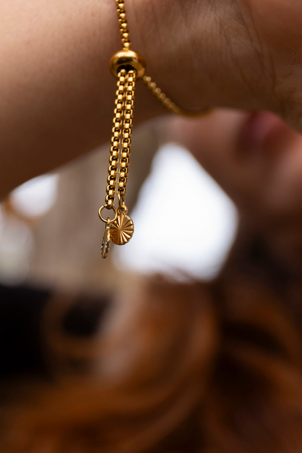 Bracelet à pampille pailletée. Kaki, vert, doré, cuivré. Automne. Fleur. Atelier Rézane. Résine époxy. Fait main. Pays basque.