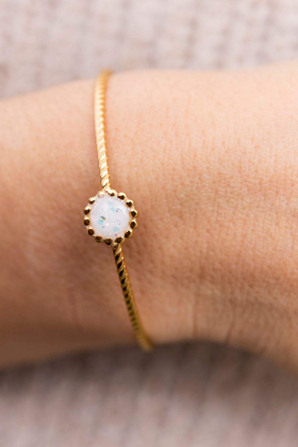 Bracelet jonc réglable pailletté. Blanc, holographique. Automne. Atelier Rézane. Résine époxy. Fait main. Pays basque. Acier inoxydable