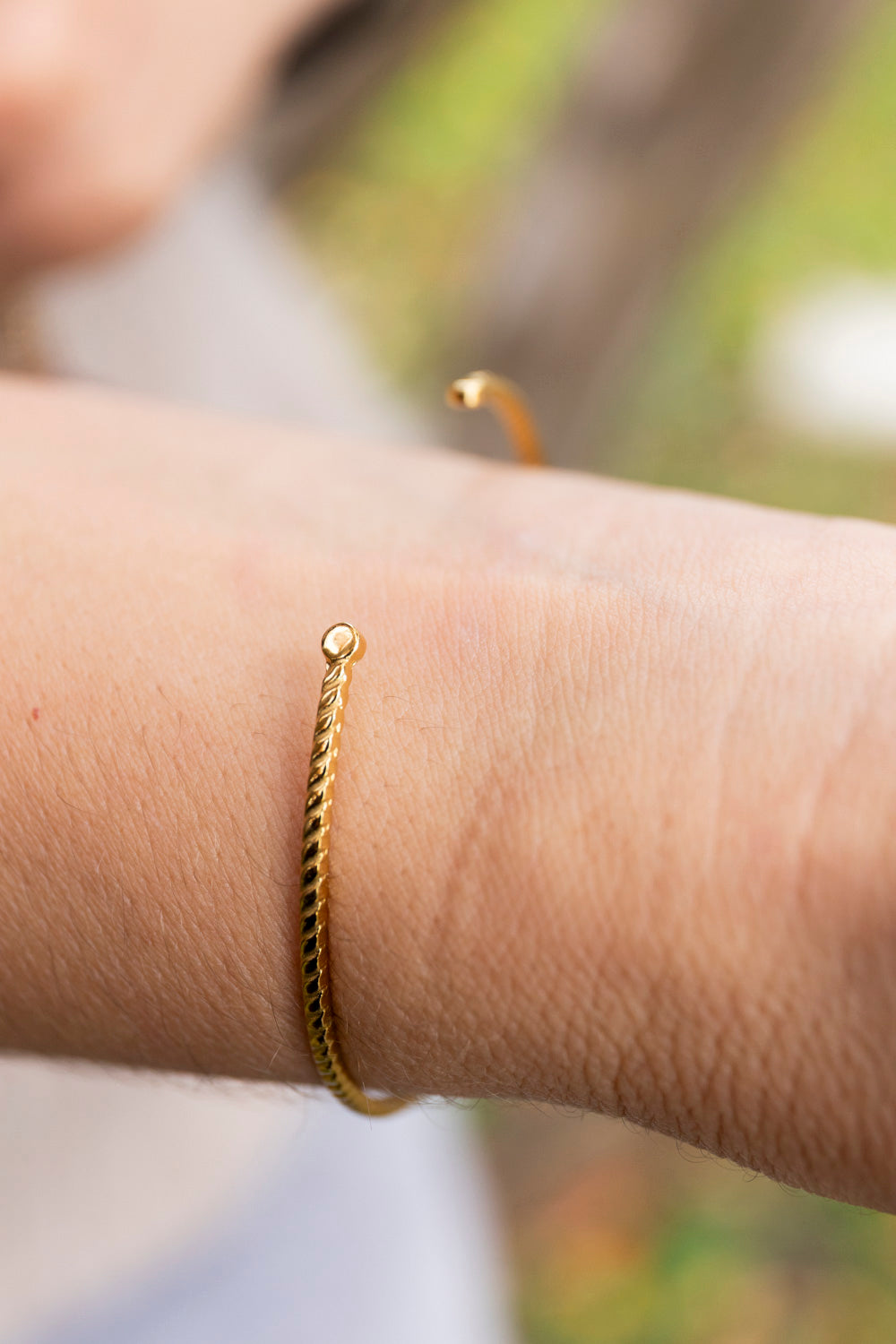 Bracelet jonc fin réglable pailleté. Kaki, vert, doré, cuivré. Automne. Cabochon. Atelier Rézane. Résine. Fait main. Pays basque.