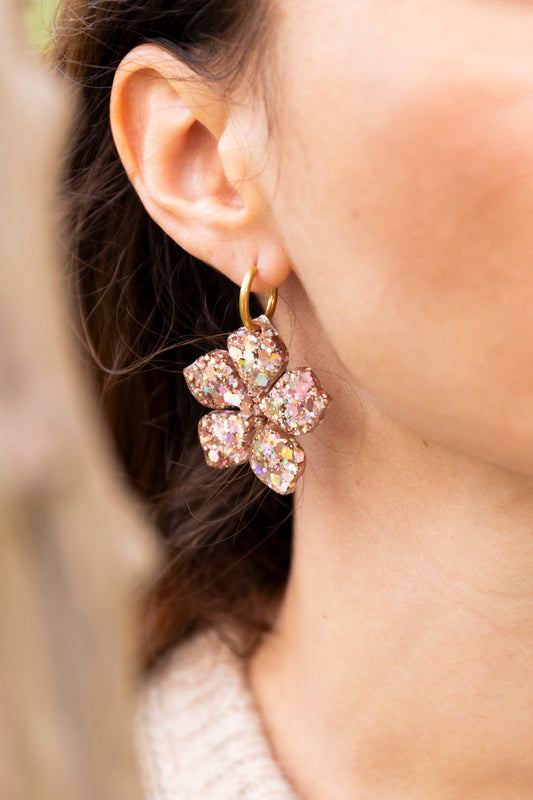 Pampilles interchangeables pailletées. Kaki, vert, doré, cuivré, bronze. Automne. Fleur. Atelier Rézane. Résine époxy. Fait main. Pays basque.