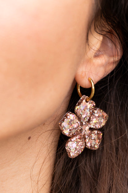 Pampilles interchangeables pailletées. Kaki, vert, doré, cuivré, bronze. Automne. Fleur. Atelier Rézane. Résine époxy. Fait main. Pays basque.