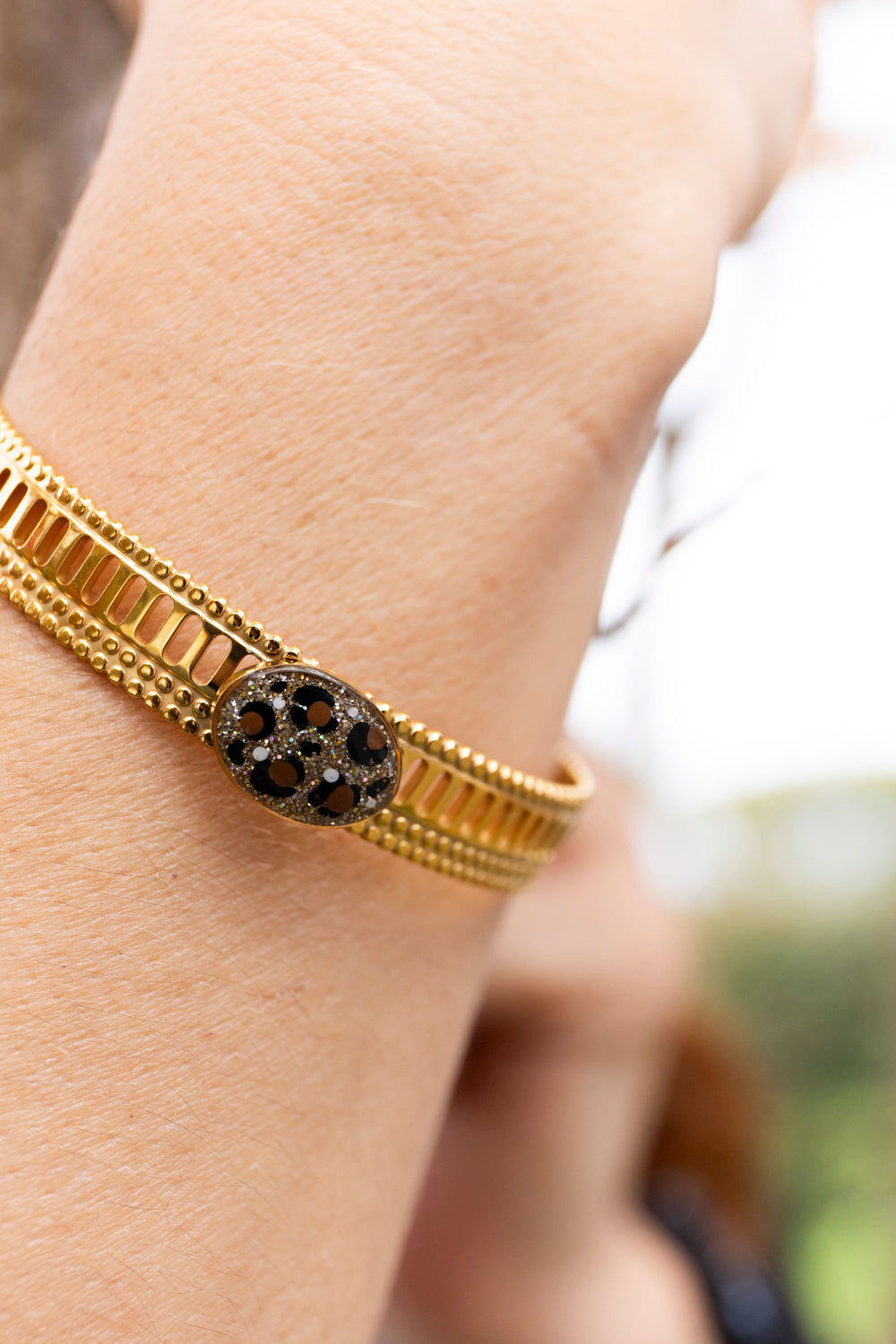 Bracelet jonc réglable pailletté. Noir, doré, holograohique. Automne. Atelier Rézane. Résine époxy. Fait main. Pays basque. Acier inoxydable.
Motifs léopards peints à la main.