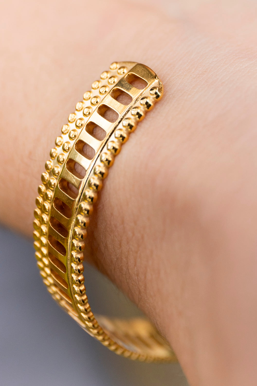 Bracelet jonc réglable pailletté. Noir, doré, holograohique. Automne. Atelier Rézane. Résine époxy. Fait main. Pays basque. Acier inoxydable.
Motifs léopards peints à la main.