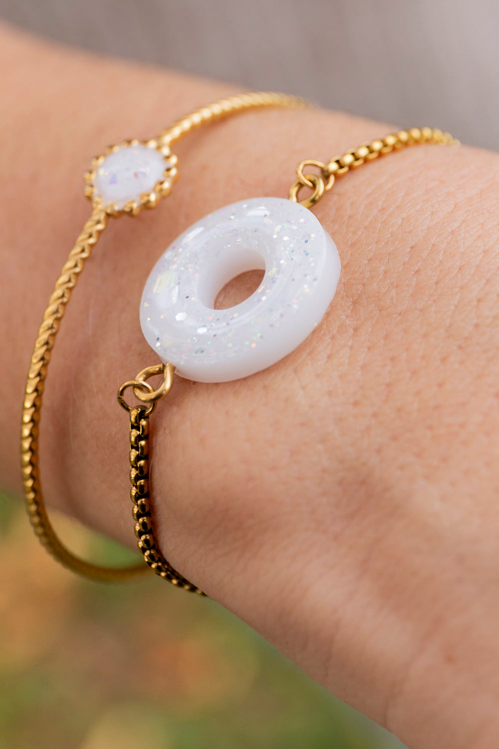 Bracelet pampille réglable pailleté. Blanc, doré. Automne. cœur. Atelier Rézane. Résine époxy. Fait main. Pays basque. Acier inoxydable