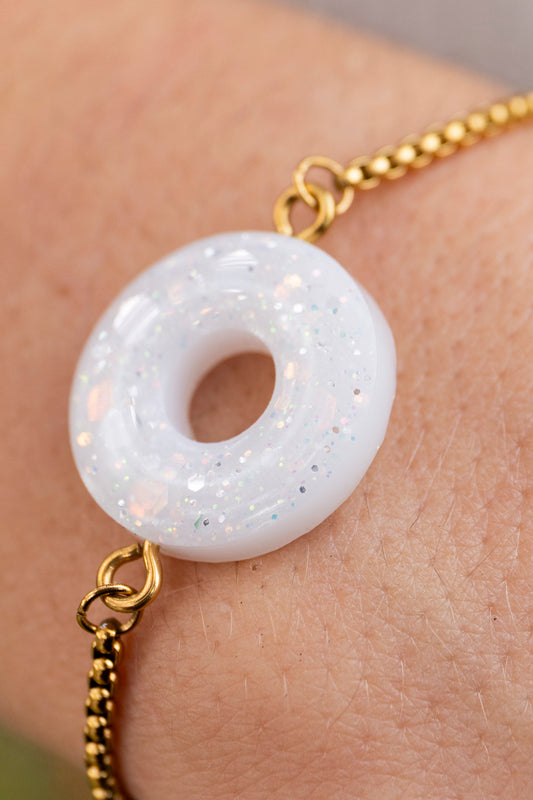 Bracelet pampille réglable pailleté. Blanc, doré. Automne. cœur. Atelier Rézane. Résine époxy. Fait main. Pays basque. Acier inoxydable