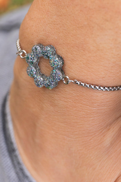 Bracelet pampille réglable pailleté. Argenté, bleu, azur, lavande. Automne. cœur. Atelier Rézane. Résine époxy. Fait main. Pays basque. Acier inoxydable