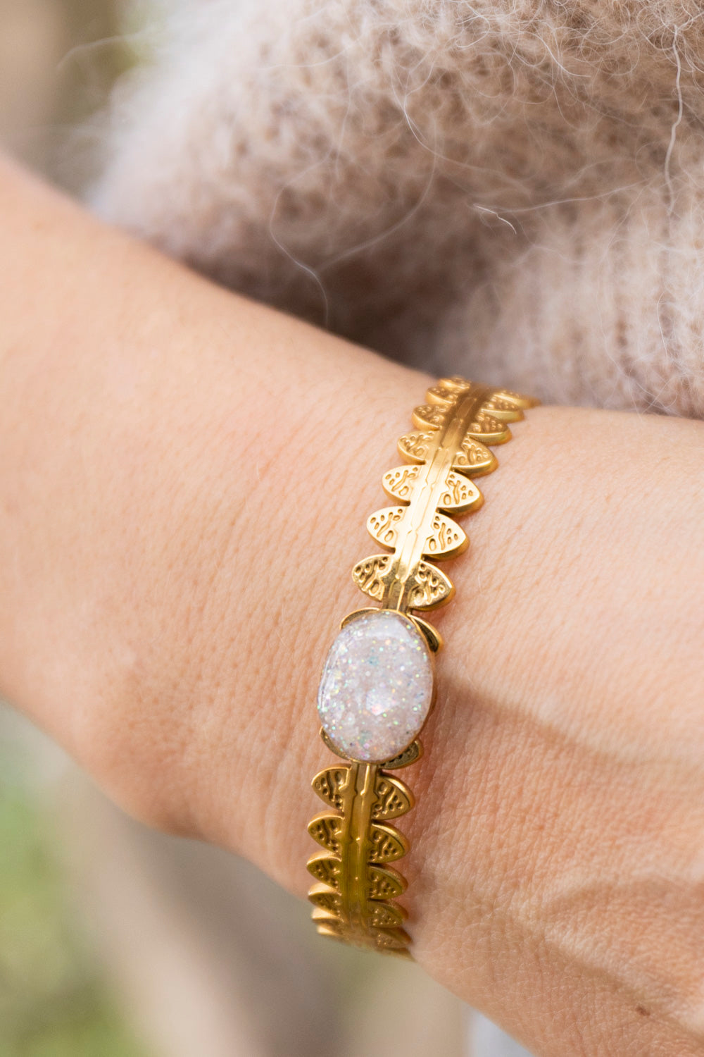 Bracelet jonc réglable pailletté. Blanc, doré, givré,holographique. Automne. Atelier Rézane. Résine époxy. Fait main. Pays basque. Acier inoxydable.