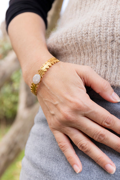 Bracelet jonc réglable pailletté. Blanc, doré, givré,holographique. Automne. Atelier Rézane. Résine époxy. Fait main. Pays basque. Acier inoxydable.