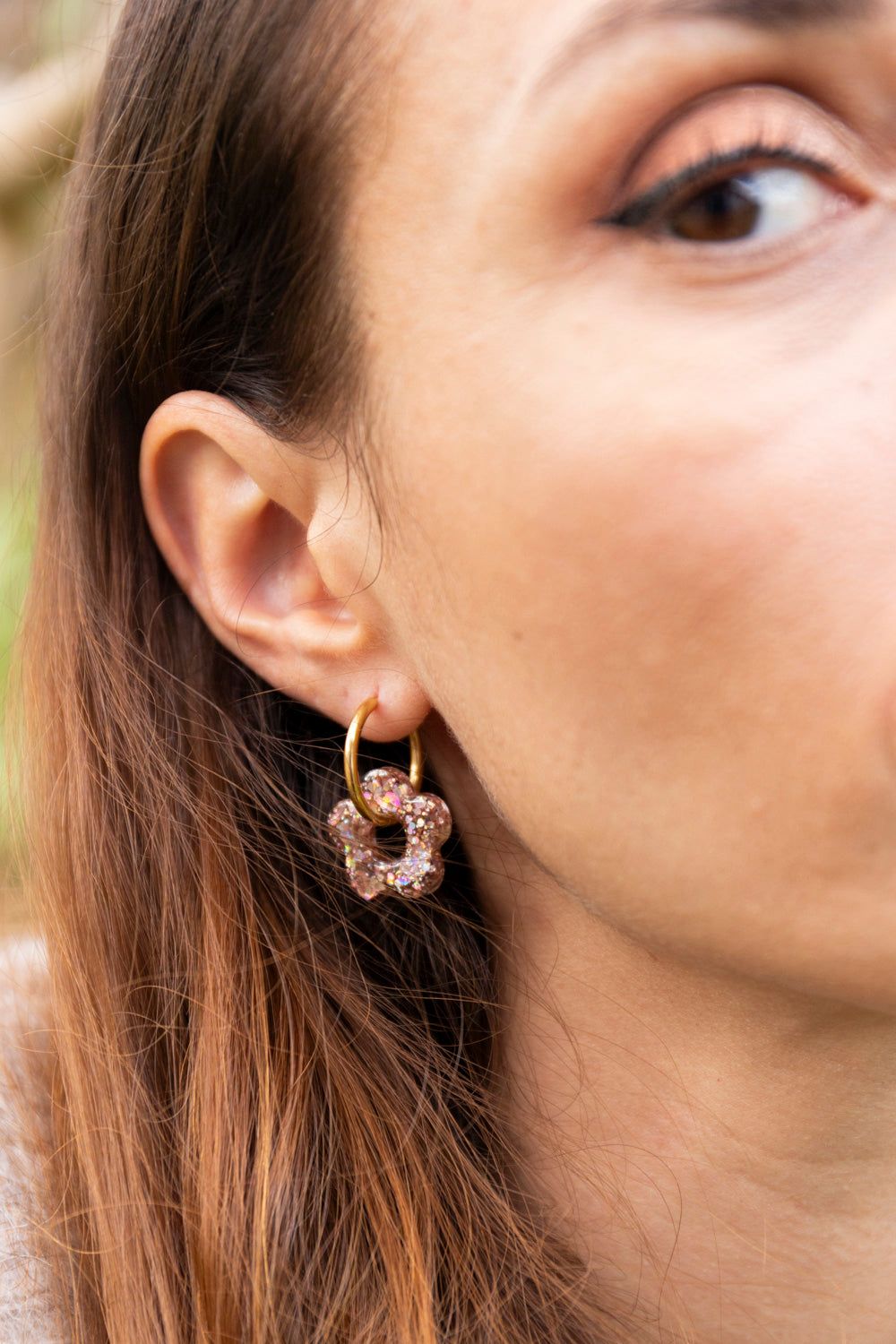 Pampilles interchangeables pailletées. Kaki, vert, doré, cuivré, bronze. Automne. Fleur. Atelier Rézane. Résine époxy. Fait main. Pays basque.