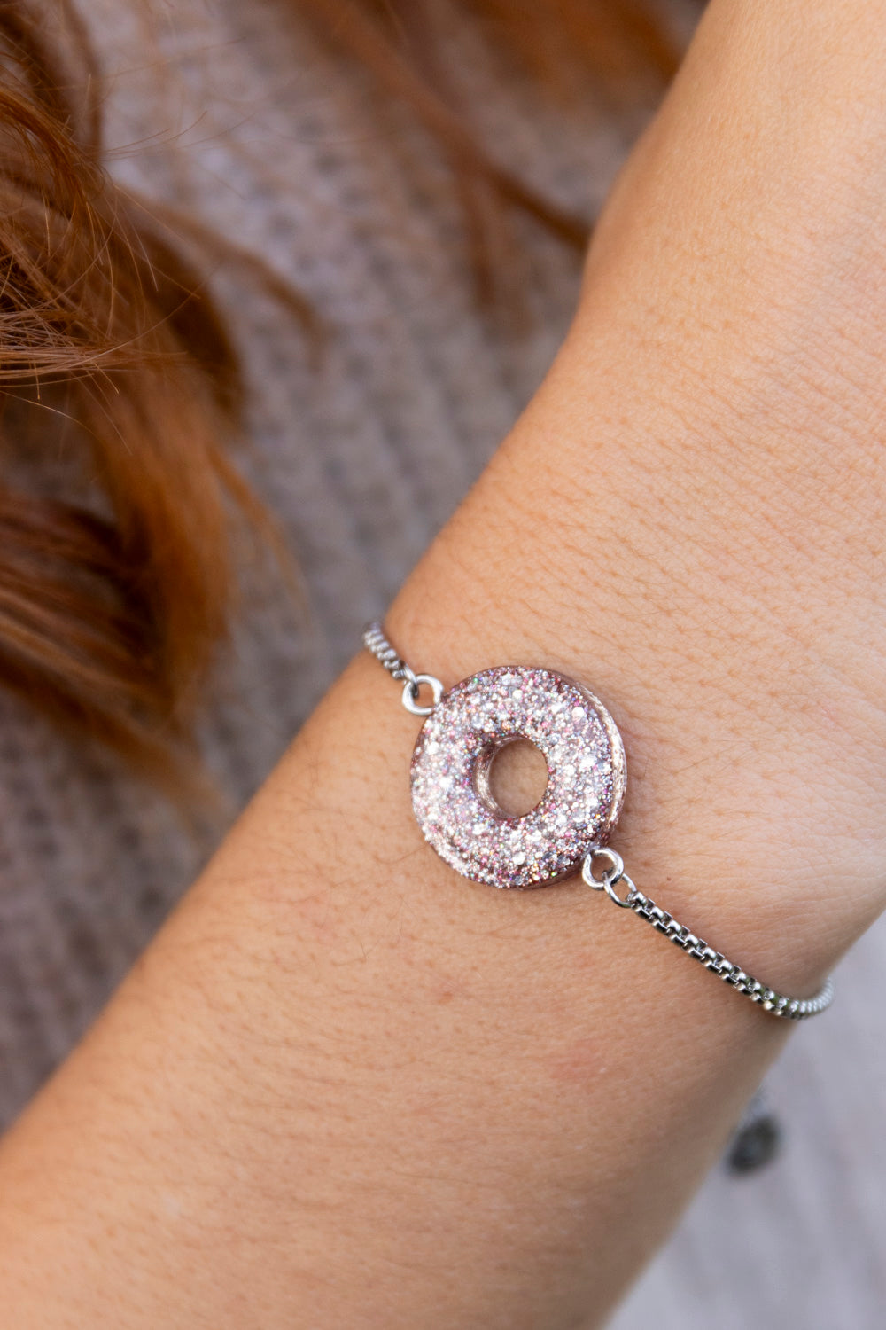 Bracelet pampille réglable pailleté. Argenté, bordeaux. Automne. cœur. Atelier Rézane. Résine époxy. Fait main. Pays basque. Acier inoxydable