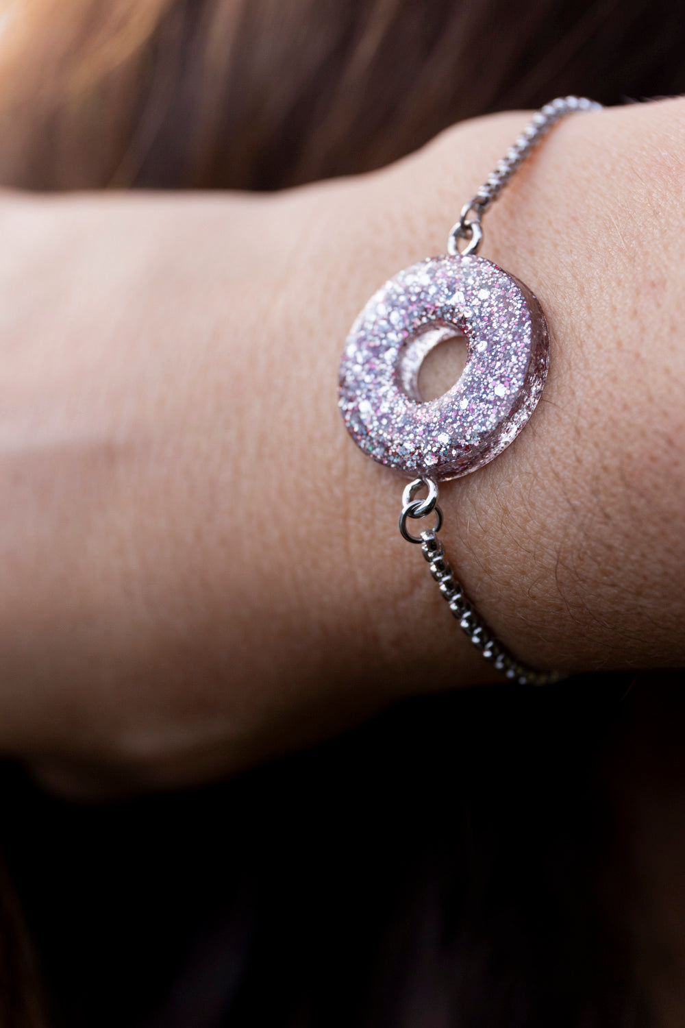 Bracelet pampille réglable pailleté. Argenté, bordeaux. Automne. cœur. Atelier Rézane. Résine époxy. Fait main. Pays basque. Acier inoxydable