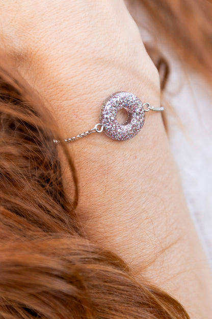 Bracelet pampille réglable pailleté. Argenté, bordeaux. Automne. cœur. Atelier Rézane. Résine époxy. Fait main. Pays basque. Acier inoxydable.