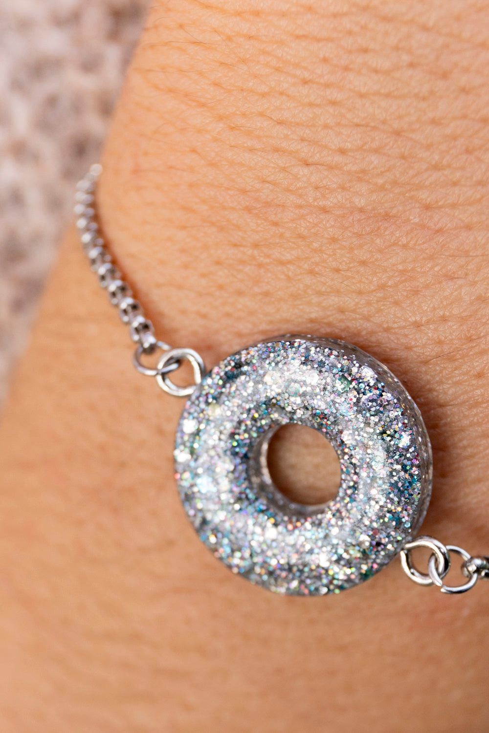 Bracelet pampille réglable pailleté. Argenté, bleu, azur, lavande. Automne. cœur. Atelier Rézane. Résine époxy. Fait main. Pays basque. Acier inoxydable