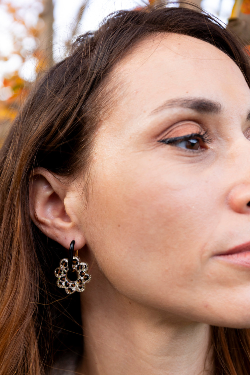 Pampilles léopards en forme de fleur fabriquées à la main avec de la résine époxy. Doré. Pays basque.