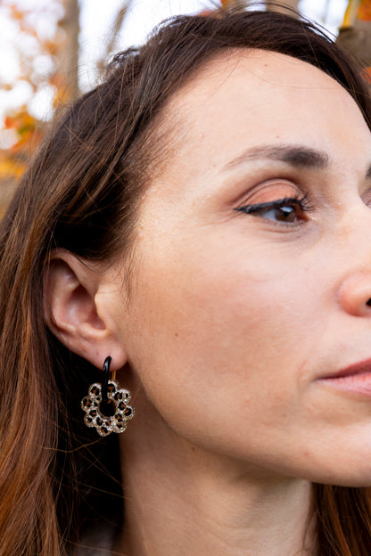 Pampilles léopards en forme de fleur fabriquées à la main avec de la résine époxy. Doré. Pays basque.