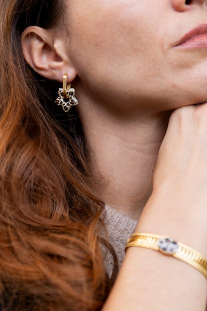 Pampilles léopards en forme de fleur fabriquées à la main avec de la résine époxy. Doré. Pays basque.