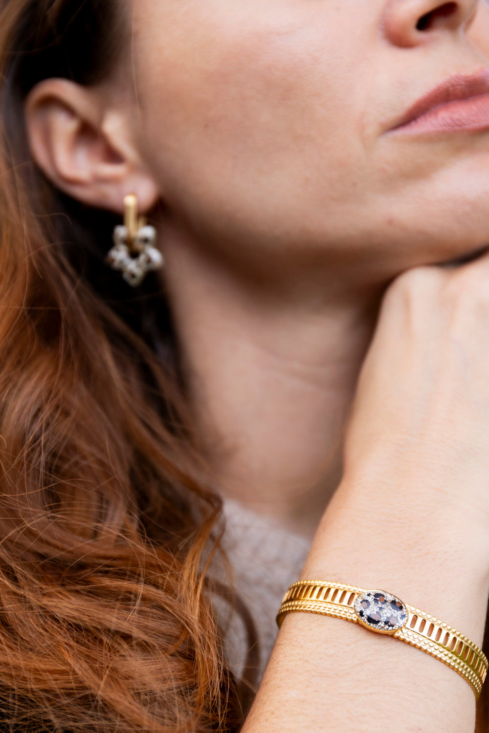 Bracelet jonc réglable pailletté. Noir, doré, holograohique. Automne. Atelier Rézane. Résine époxy. Fait main. Pays basque. Acier inoxydable.
Motifs léopards peints à la main.