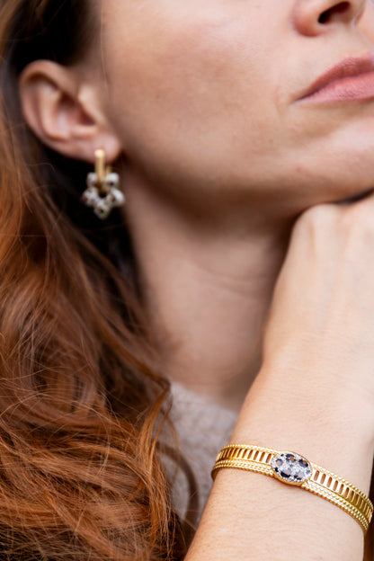 Bracelet jonc réglable pailletté. Noir, doré, holograohique. Automne. Atelier Rézane. Résine époxy. Fait main. Pays basque. Acier inoxydable.
Motifs léopards peints à la main.